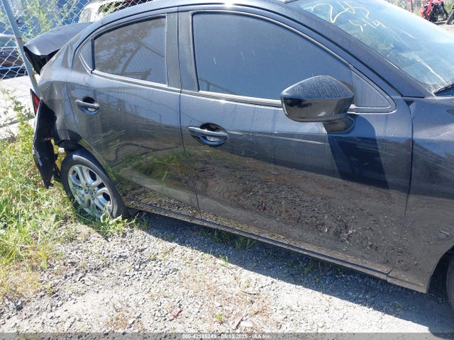 3MYDLBYV4HY185824 Toyota YARIS IA