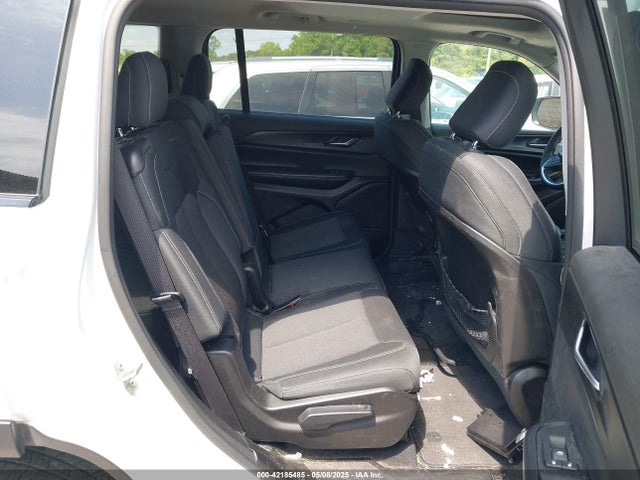 1C4RJJAG3P8856636 Jeep Grand Cherokee L Laredo 4x2