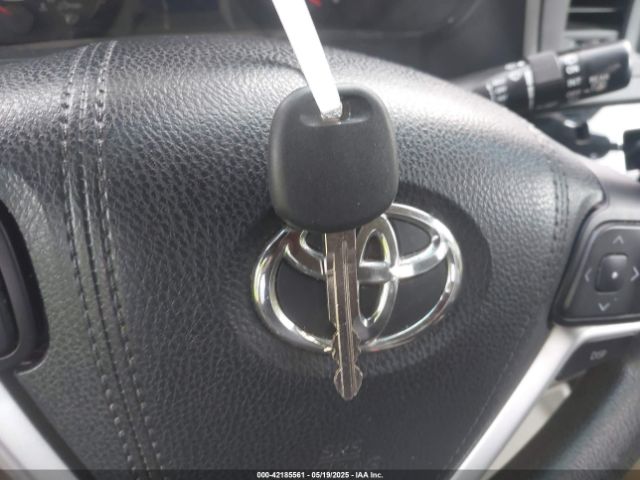5TDKZ3DC1HS770320 Toyota Sienna Le 8 Passenger