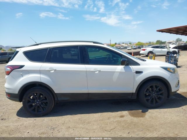 1FMCU0GDXHUC11426 Ford ESCAPE SE