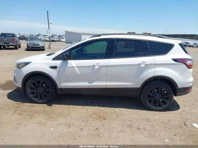 1FMCU0GDXHUC11426 Ford ESCAPE SE