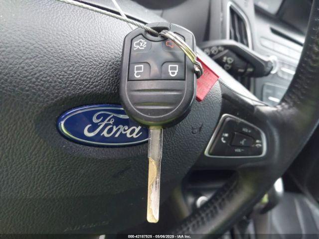 1FADP3K21GL321685 Ford FOCUS SE