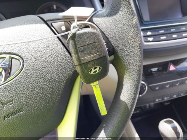 KM8J33A45HU588735 Hyundai TUCSON SE