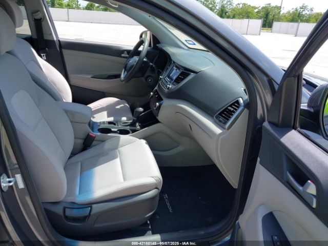 KM8J33A45HU588735 Hyundai TUCSON SE