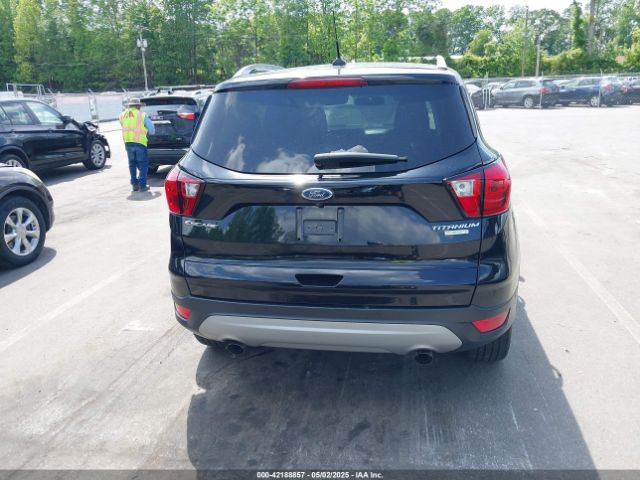 1FMCU0J94KUB93601 Ford Escape Titanium
