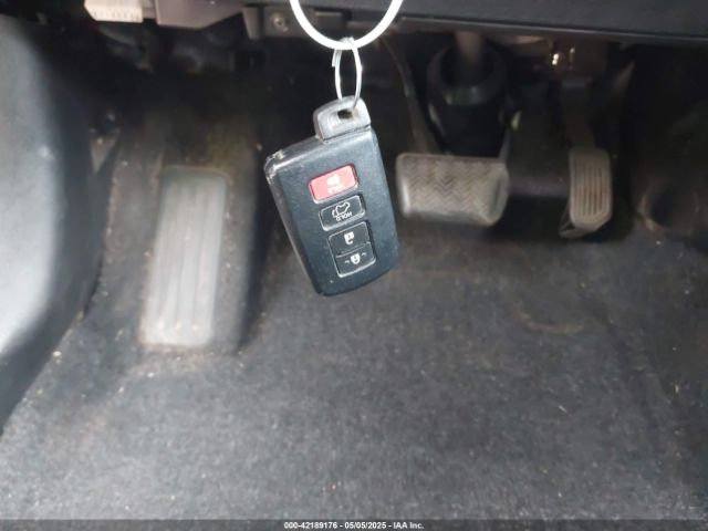 2T3NFREV3HW342031 Toyota RAV4 SE
