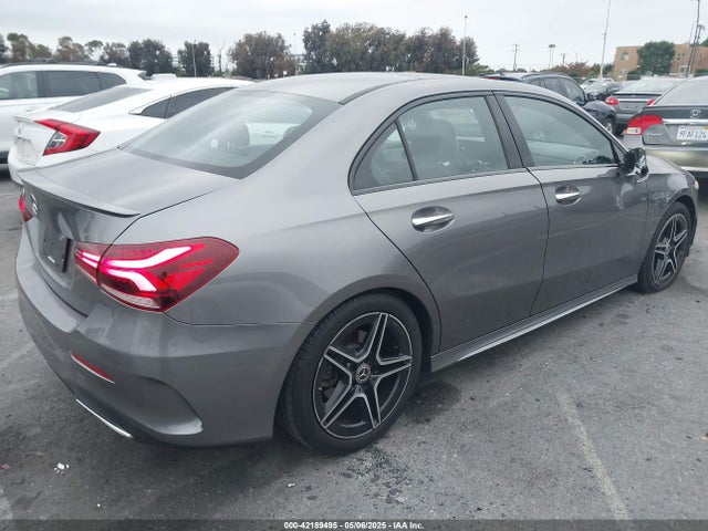WDD3G4EB1KW002713 Mercedes-Benz m260