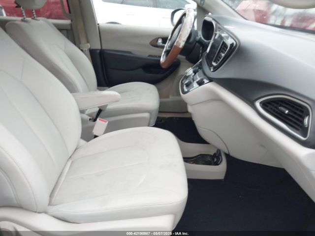 2C4RC1DG2HR523842 Chrysler Pacifica Touring