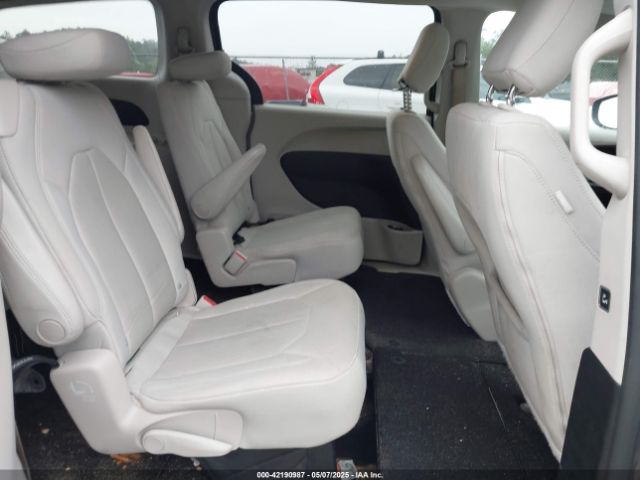 2C4RC1DG2HR523842 Chrysler Pacifica Touring