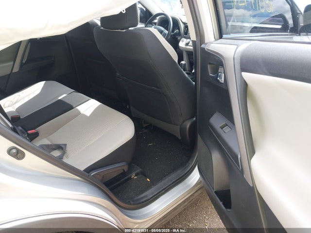 2T3WFREV1JW427878 Toyota Rav4 Xle