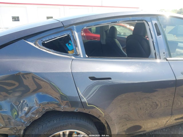 5YJYGDEE1MF077350 Tesla 2021