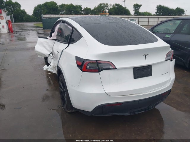 2024 TESLA MODEL Y 7SAYGDEE9RA221573 Photo 2