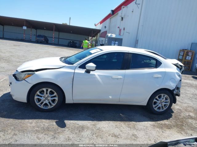 3MYDLBYV1JY329335 Toyota YARIS IA