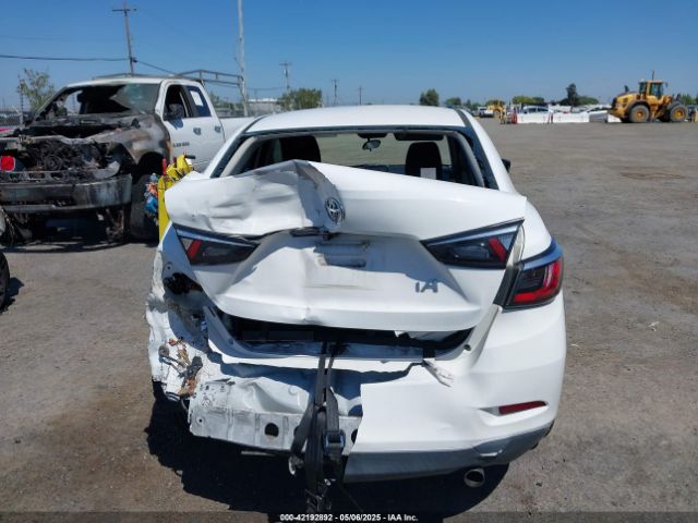 3MYDLBYV1JY329335 Toyota YARIS IA