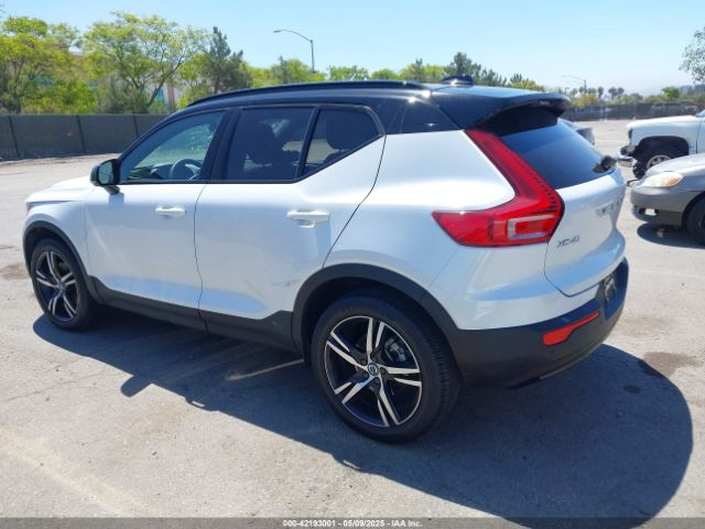 2022 VOLVO XC40 YV4162UM1N2739706 Photo 2
