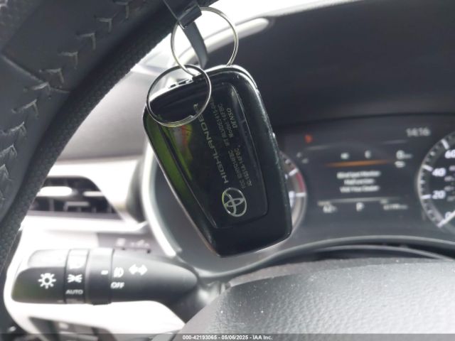5TDHZRBH1LS024941 Toyota Highlander Xle