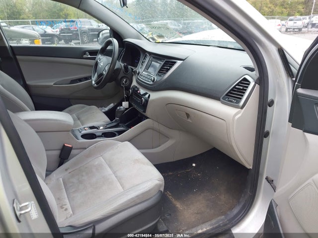 KM8J3CA43HU272122 Hyundai TUCSON SE
