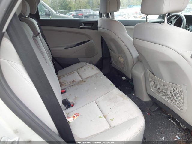 KM8J3CA43HU272122 Hyundai TUCSON SE