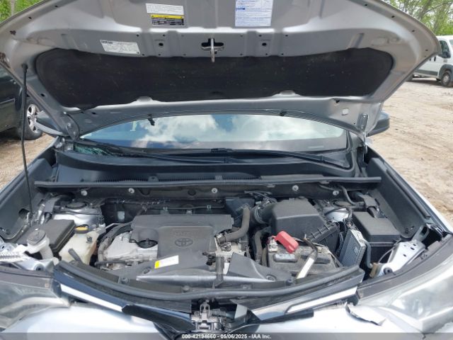 2T3BFREV3JW719918 Toyota RAV4 LE