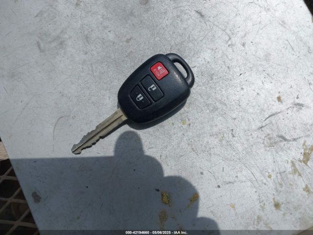 2T3BFREV3JW719918 Toyota RAV4 LE