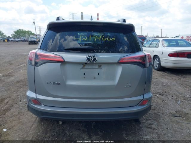 2T3BFREV3JW719918 Toyota RAV4 LE