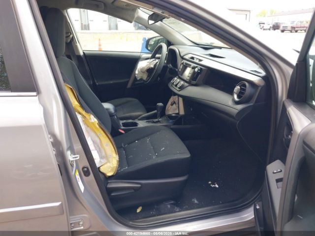 2T3BFREV3JW719918 Toyota RAV4 LE