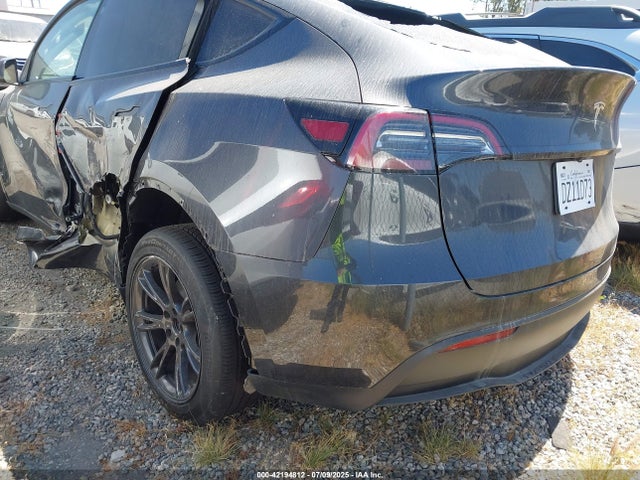2025 TESLA MODEL Y 7SAYGDEDXSF304056 Photo 2