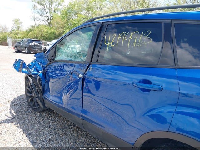 1FMCU0GDXHUD57325 Ford ESCAPE SE
