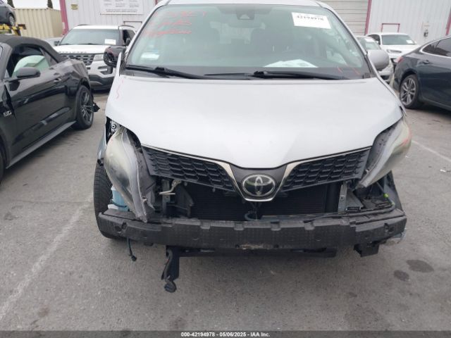 5TDXZ3DC0JS949511 Toyota Sienna Se 8 Passenger