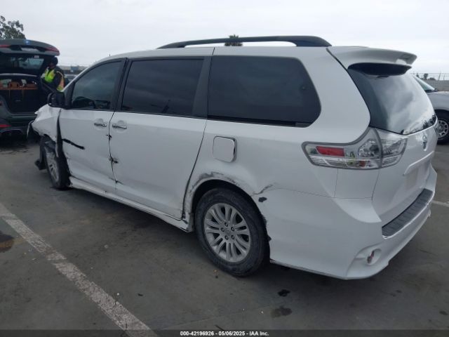 2017 TOYOTA SIENNA 5TDXZ3DC9HS771012 Photo 2