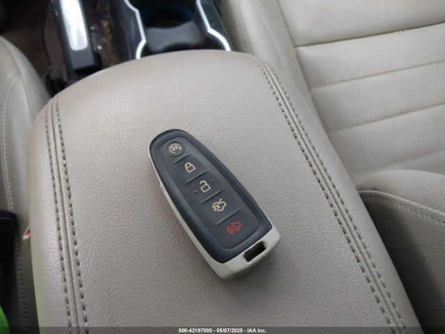 1FMCU0J90EUA28522 Ford Escape Titanium