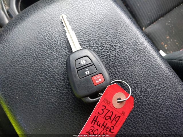 JTMBFREV5JJ228300 Toyota RAV4 LE