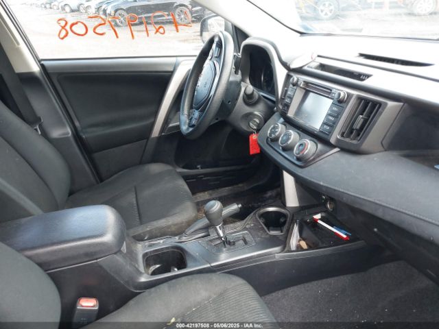 JTMBFREV5JJ228300 Toyota RAV4 LE
