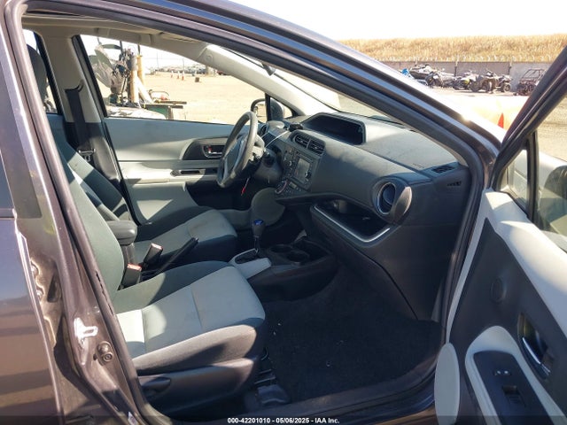 Toyota Prius C Three 2014 JTDKDTB39E1078879 Image 5