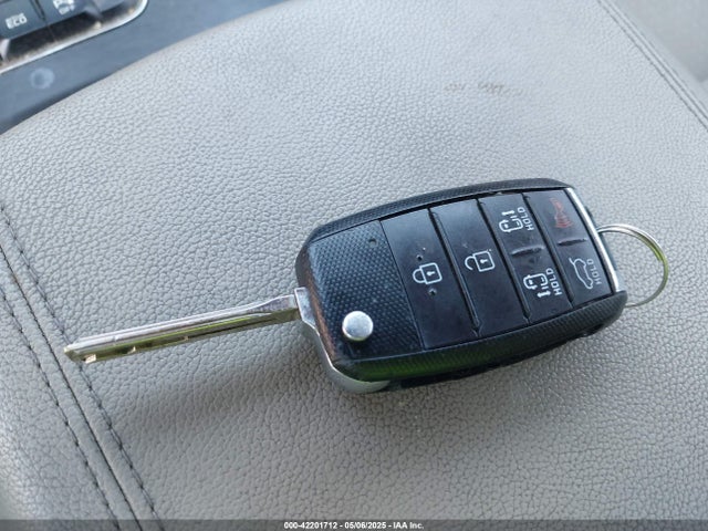 KIA SEDONA LX 2016 KNDMB5C16G6102858 Image 11