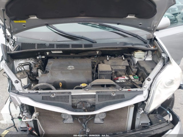 5TDYK3DC5GS710814 Toyota Sienna Xle 8 Passenger
