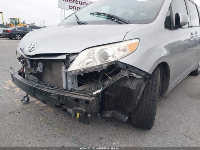 5TDYK3DC5GS710814 Toyota Sienna Xle 8 Passenger