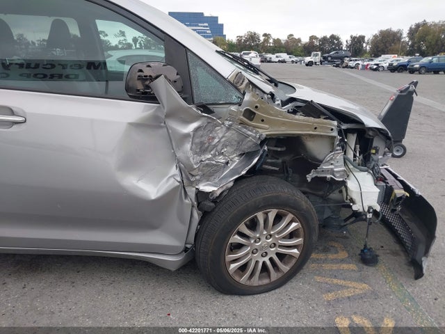 5TDYK3DC5GS710814 Toyota Sienna Xle 8 Passenger