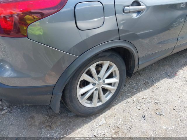 JN1BJ1CR3JW285381 Nissan Rogue Sport S