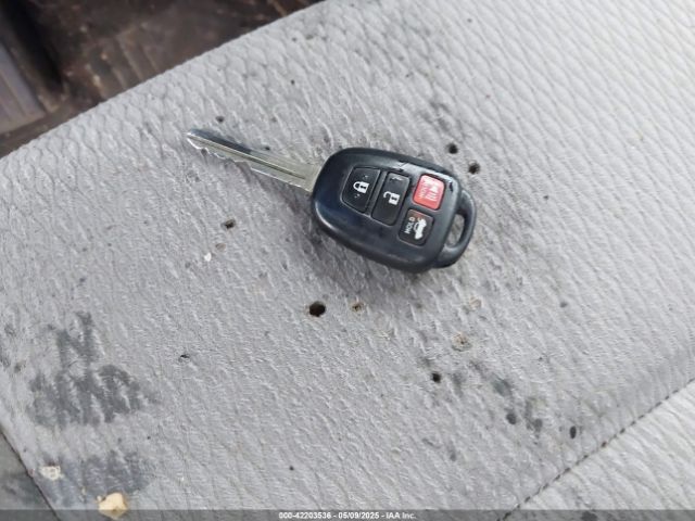2T1BURHE3GC647140 Toyota COROLLA LE