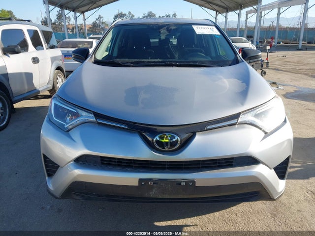 JTMZFREVXJJ178539 Toyota RAV4 LE