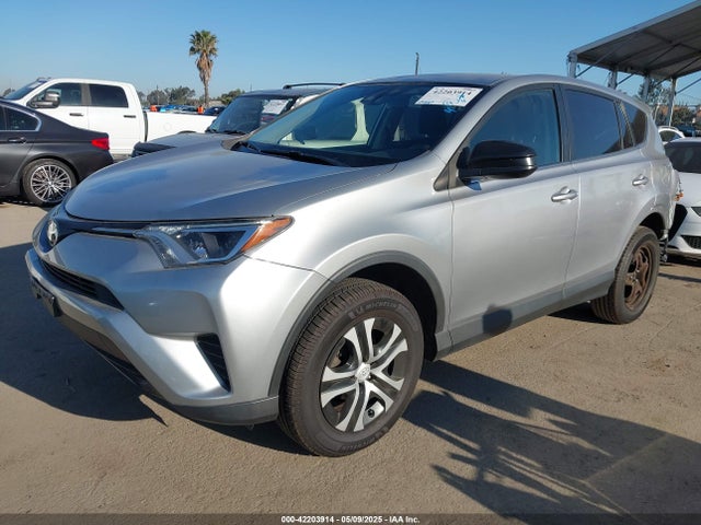JTMZFREVXJJ178539 Toyota RAV4 LE