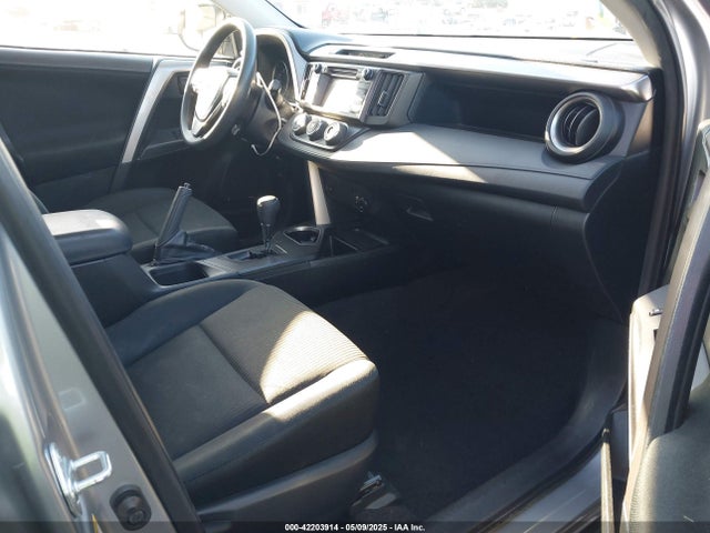 JTMZFREVXJJ178539 Toyota RAV4 LE