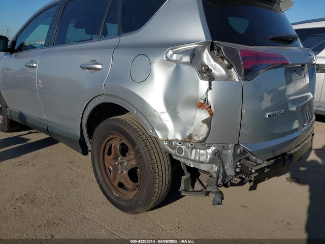 JTMZFREVXJJ178539 Toyota RAV4 LE