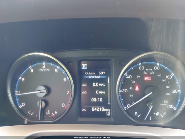JTMZFREVXJJ178539 Toyota RAV4 LE