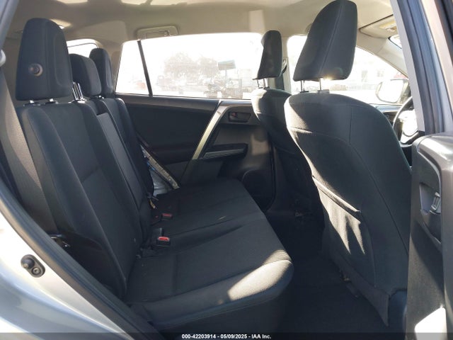 JTMZFREVXJJ178539 Toyota RAV4 LE