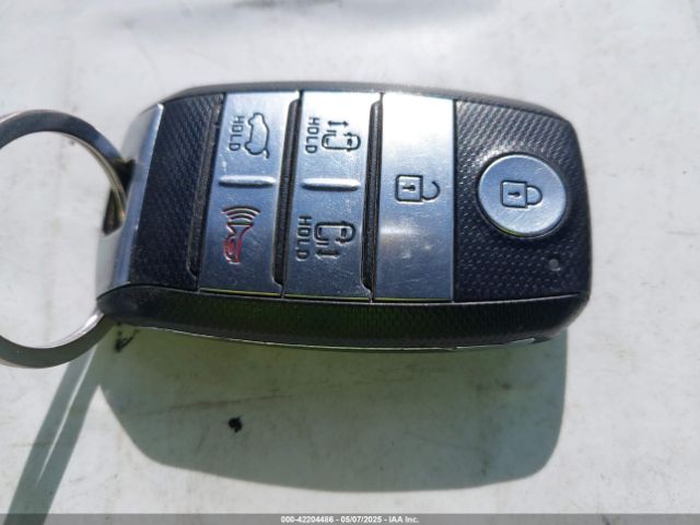 KNDMB5C17H6252737 KIA SEDONA LX