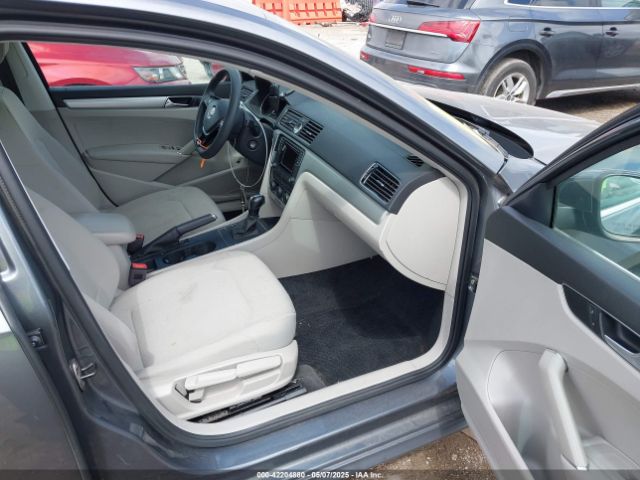 1VWAT7A32HC085122 Volkswagen Passat 1.8t S
