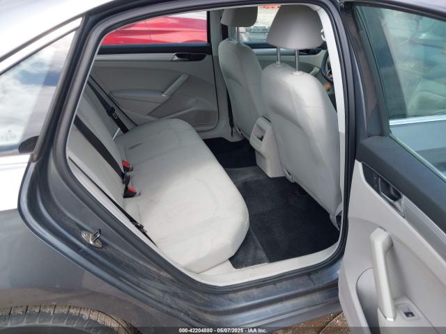 1VWAT7A32HC085122 Volkswagen Passat 1.8t S