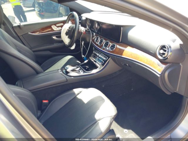 WDDZF4KB3HA066825 Mercedes-Benz E 300 4matic